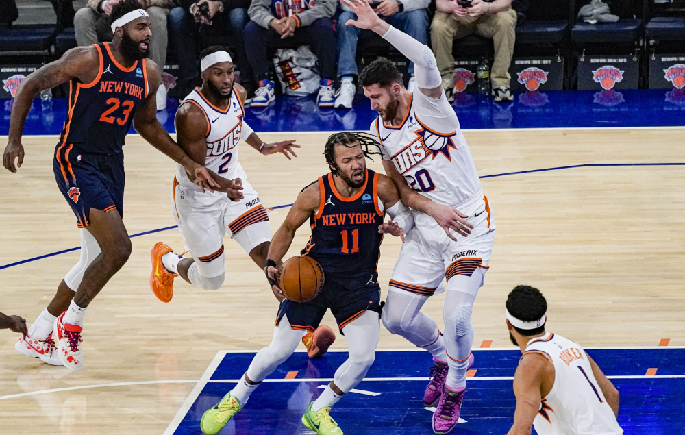 尼克斯横扫四川队,布克带队取胜 尼克斯横扫四川队,布克带队取胜